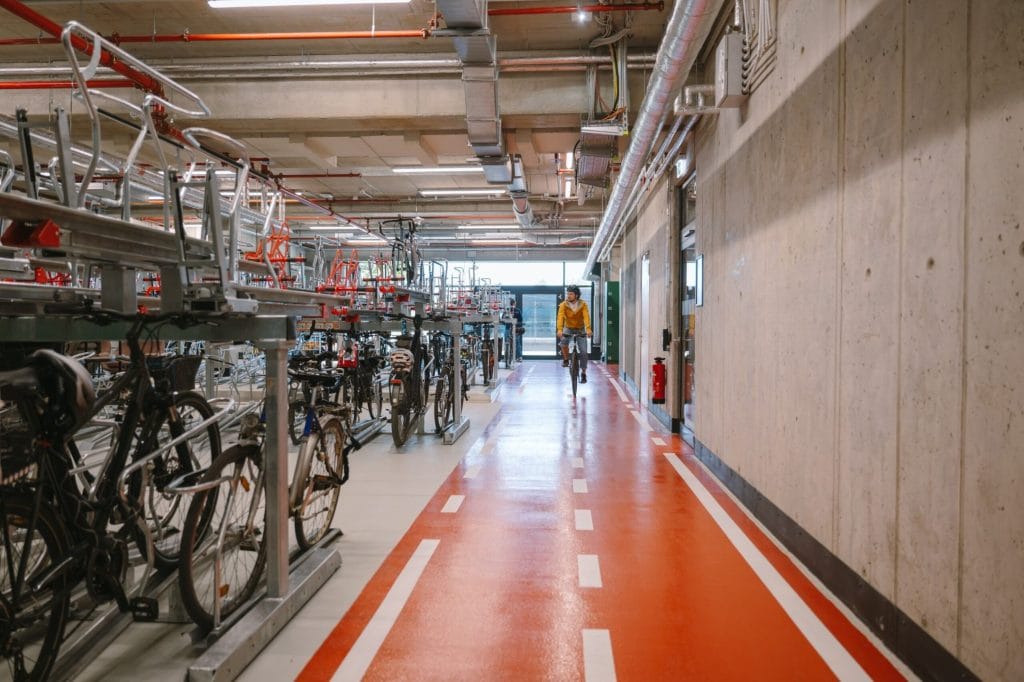 Fahrradaufbewahrung, Fahrradreparaturknotenpunkt, Fahrradständer, damit Sie nachhaltig und fit zur Arbeit kommen können!
