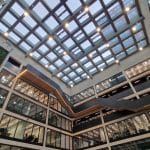 Vorab-Aufnahme von EDGE HafenCity, die die Schönheit des Gebäudes zeigt, bevor die Büros gefüllt sind