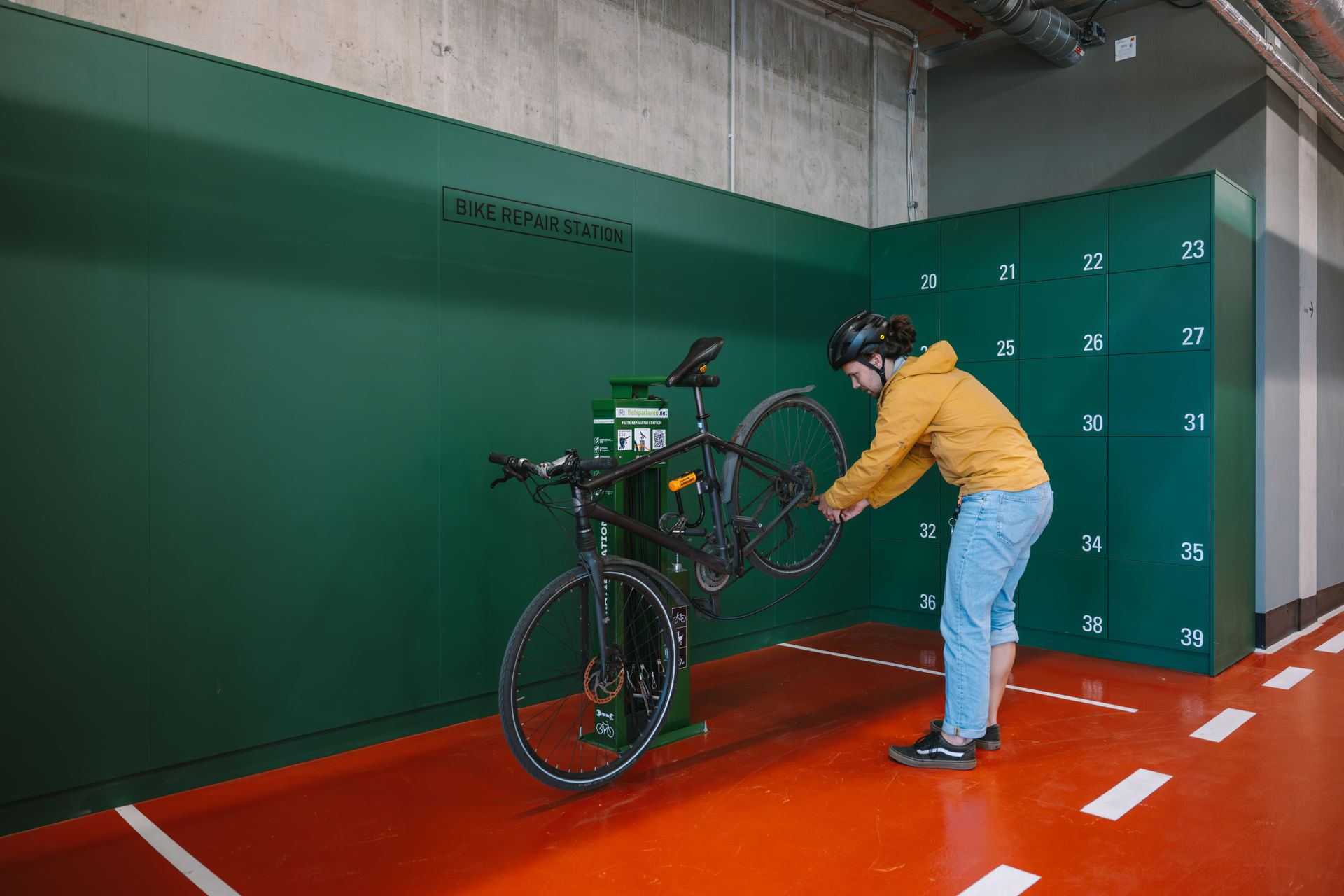 Modern Lockers to keep your belongings safe, while you focus on your work.