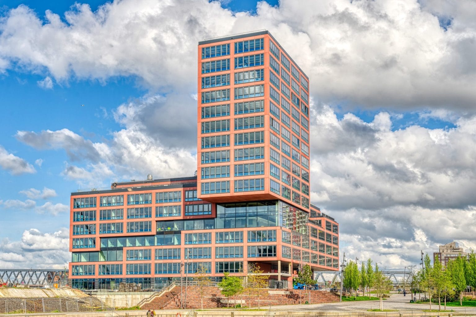 Schöne Aussicht auf das EDGE HafenCity Gebäude und den Amerigo Vespucci Platz