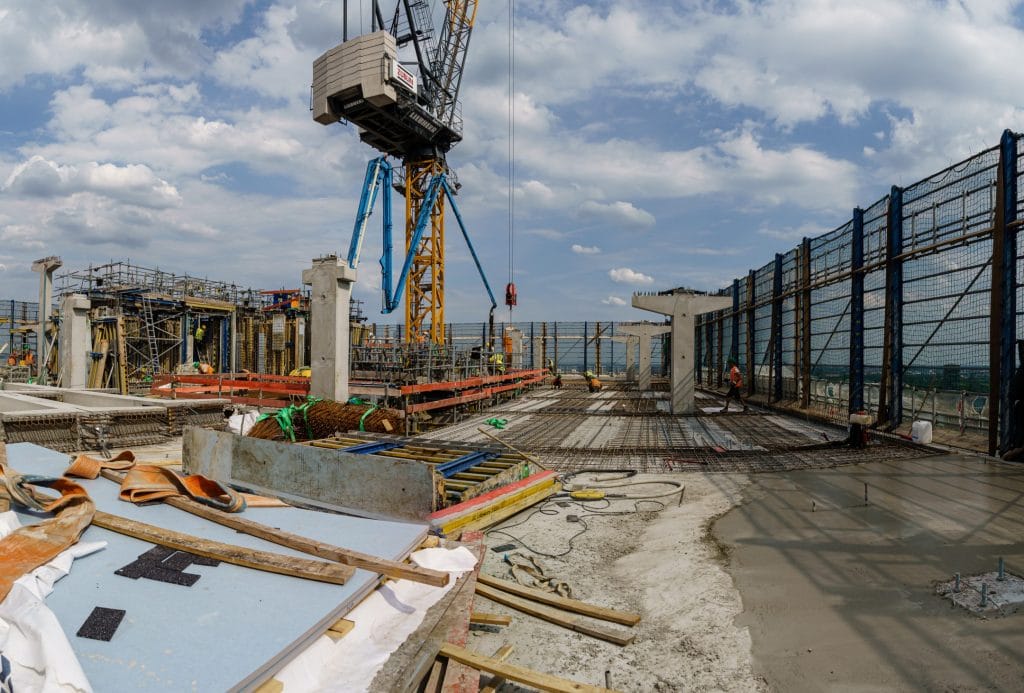 Hoang arbeitet bei alcemy und nutzt KI, um nachhaltigen Beton herzustellen. Innovation ist der Schlüssel zur Nachhaltigkeit.