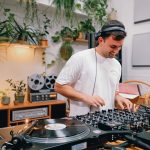 Mitglieder arbeiten in einer lichtdurchfluteten EDGE Workspaces Lounge, während kuratierter Ambient-Sound & Musik läuft