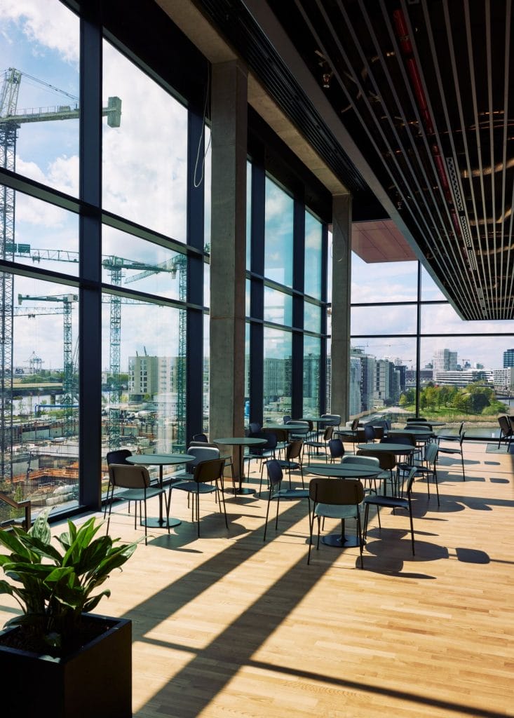 Sky Bar, um die HafenCity zu bewundern, während Sie mit Ihren Kollegen etwas trinken, alleine arbeiten oder Ihre Firmenveranstaltung organisieren.
