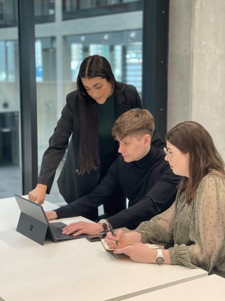 Coworking zur Verbesserung des Networkings und zur Förderung des Zusammengehörigkeitsgefühls. Oder tiefe Konzentration, wenn Sie es vorziehen, sich auf Ihre eigenen Aufgaben zu konzentrieren.