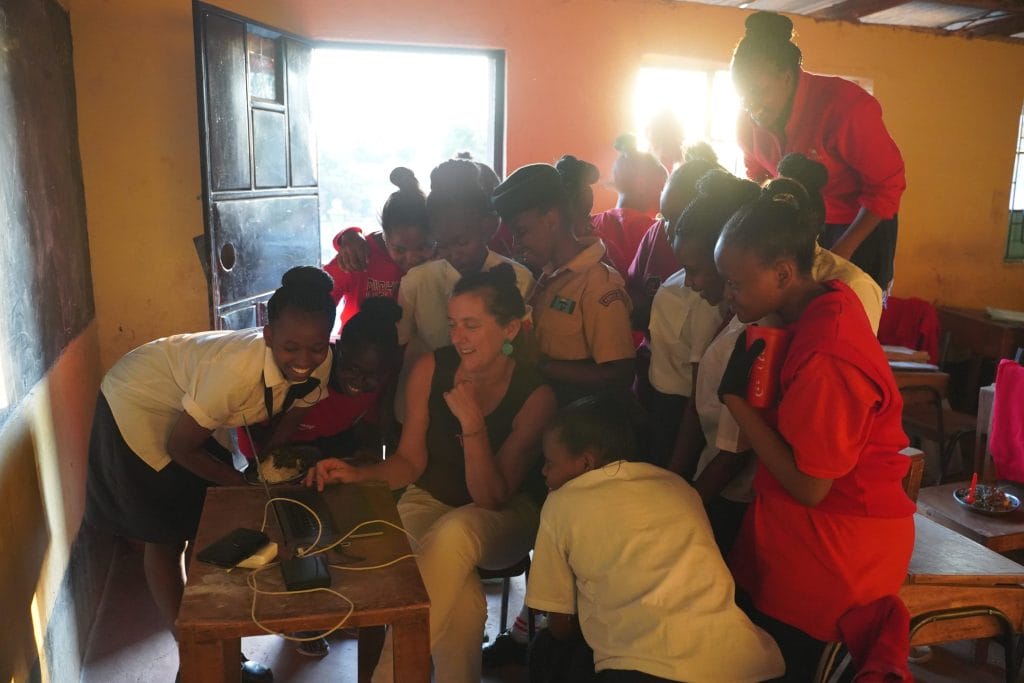 Sister's School: Momo Education