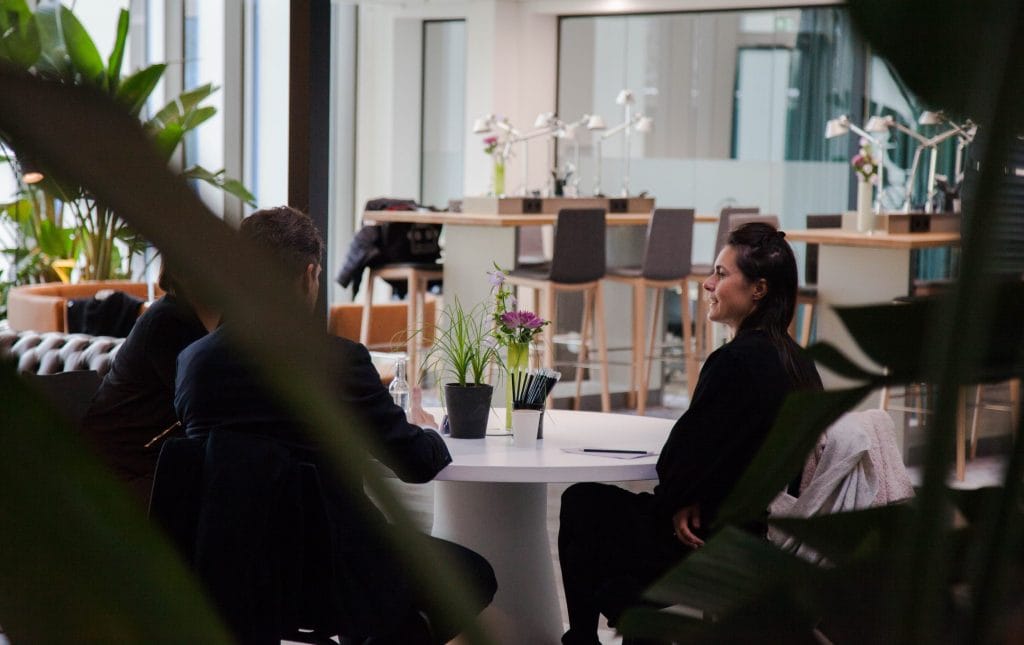 Flexible and hybrid workspace design with modular seating and collaborative areas promoting productivity.
