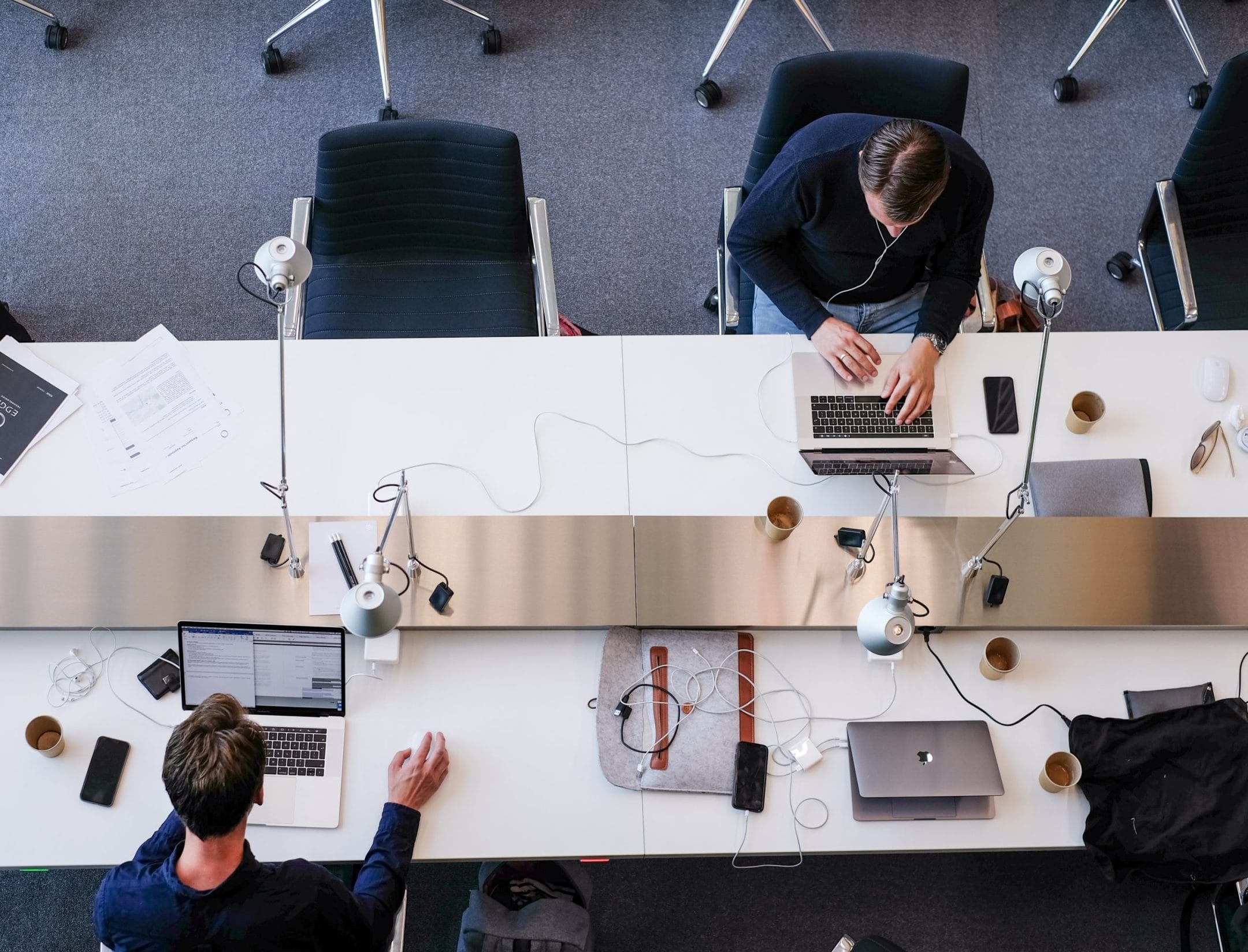 Büro, Schreibtische, Coworking, privates Studio, fester Schreibtisch, Wohlbefinden bei der Arbeit