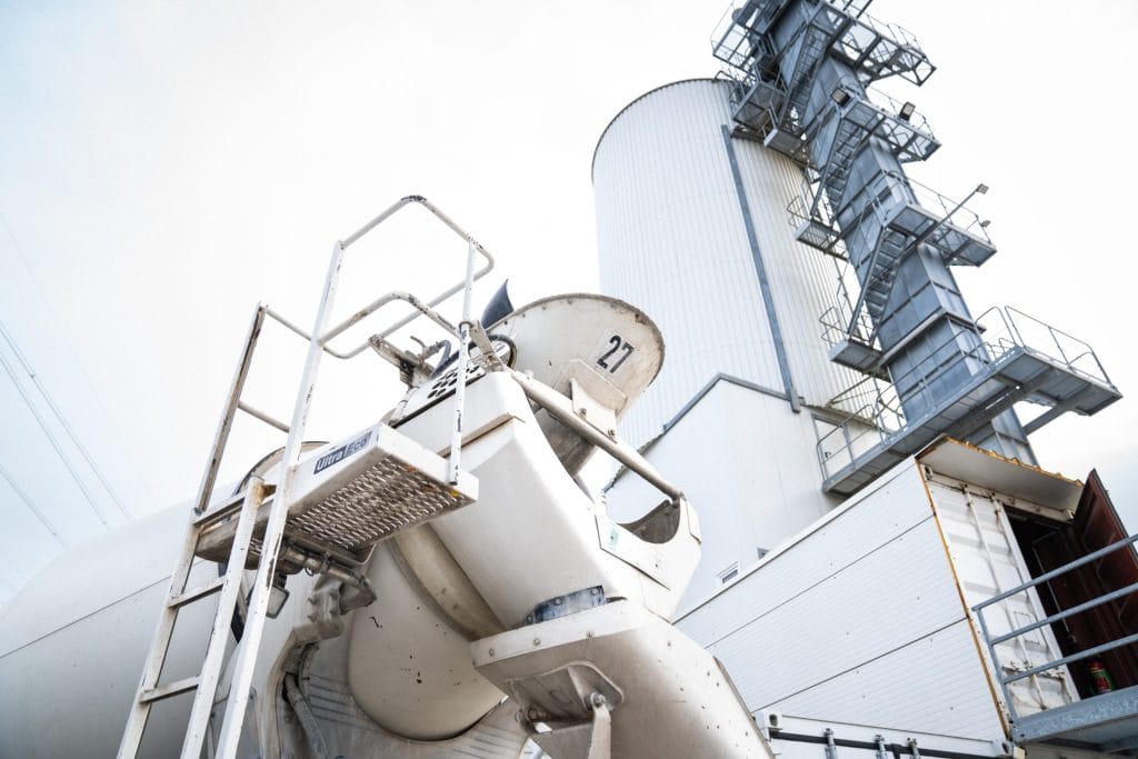 Hoang arbeitet bei alcemy und nutzt KI, um nachhaltigen Beton herzustellen. Innovation ist der Schlüssel zur Nachhaltigkeit.