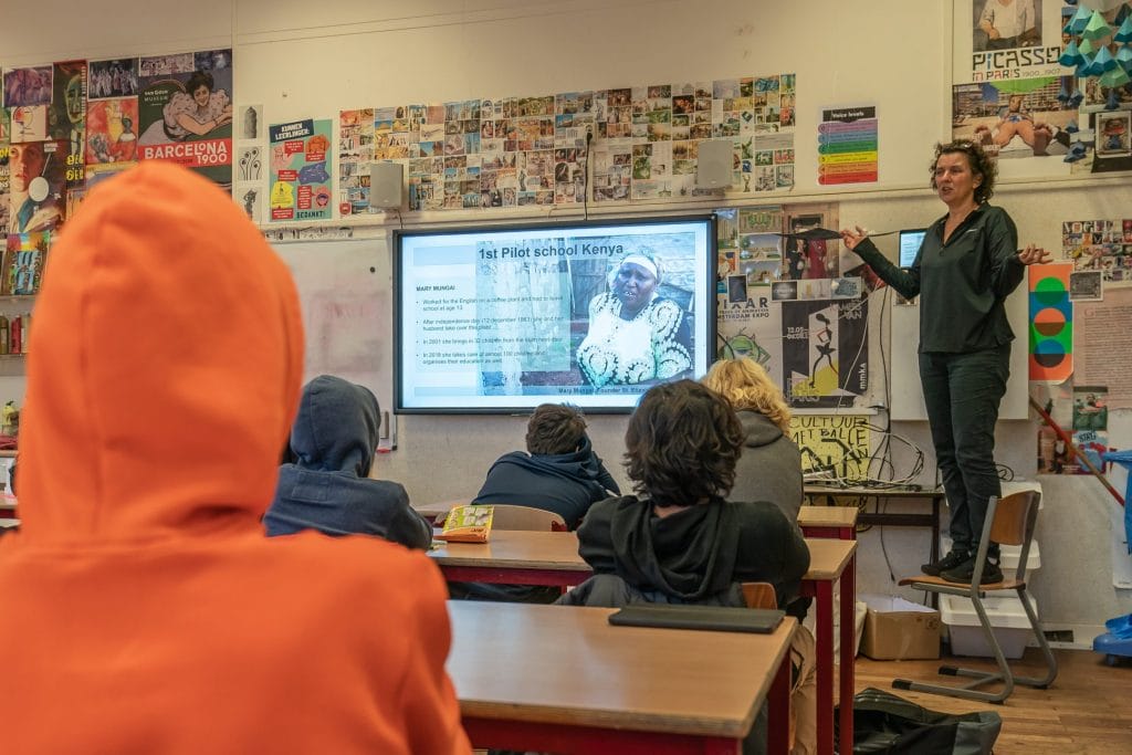 Sister's School: Momo Education