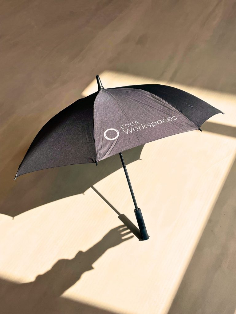 Dripdrop ist die führende Lösung für das Teilen von Regenschirmen, die recycelte Materialien mit Ihrem individuellen Branding verwendet und gleichzeitig das Besuchererlebnis verbessert und die Umwelt positiv beeinflusst!