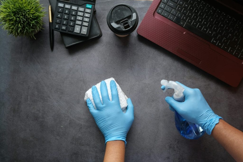 Reinigung und Desinfektion unserer Büros sind Teil unseres Services für Komfort, Gesundheit und zur Gewährleistung der Pracht unseres Designs.